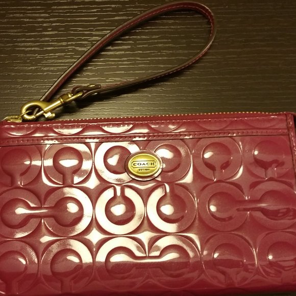 Gorgeous Coach Peyton Embossed Clutch - Picture 1 of 8